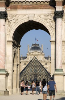 FRANCE, Ile de France, Paris, People walking from the Jardin des Tuileries through the Arc de