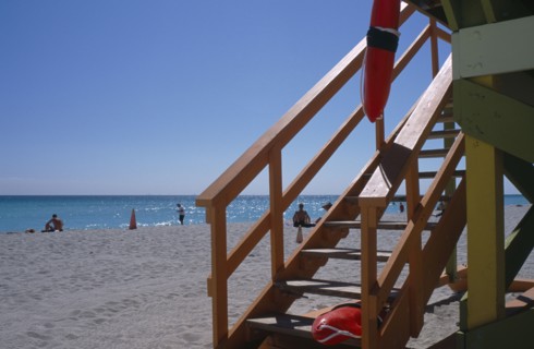 USA, Florida, Miami, South Beach. Ocean Drive. Lifeguard station on sandy beach with view of steps