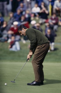 20085194 SPORT Ball Games Golf East Sussex. European Open. Seve Ballesterous on putting green