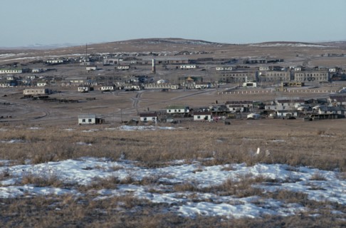 MONGOLIA, Gobi Desert, Tsagaan Ovoo, View towards typical small town in open landscape with patches