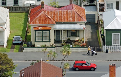NEW ZEALAND, NORTH ISLAND, AUCKLAND, GENERAL VIEW OF A TYPICAL CORRAGATED IRON ROOFED HOUSE IN THE