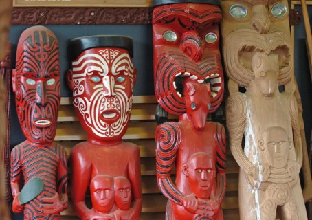 NEW ZEALAND, NORTH ISLAND, ROTORUA, "MAORI CARVINGS AT THE NEW ZEALAND MAORI ARTS AND CRAFTS