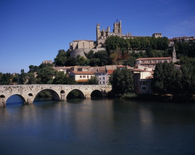 FRANCE, Languedoc-Roussillon, Herault, Beziers.  City view with the Cathedral St-Nazaire on steep