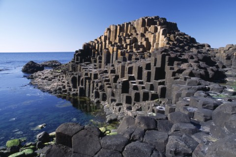 NORTHERN IRELAND, Co Antrim, Giants Causeway, Interlocking basalt stone columns left by volcanic