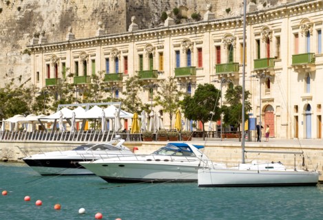 MALTA, Valletta, The waterfront redevelopment of old Baroque Pinto wharehouses below the bastion
