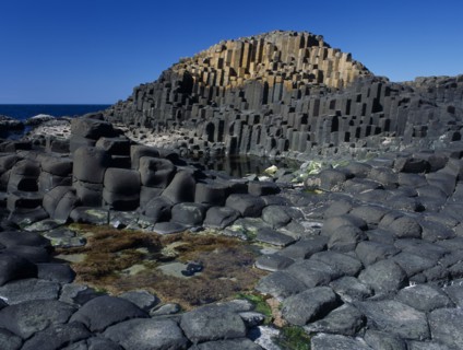 NORTHERN IRELAND, County Antrim, Giants Causeway, Interlocking basalt stone columns left by