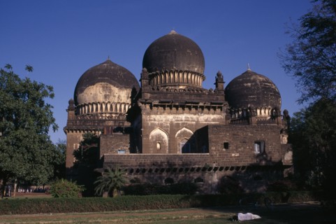 INDIA, Karnataka, Bijapur, Unidentified old building in Islamic architectural style with three