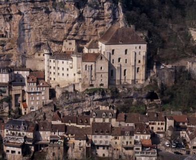 FRANCE, Midi-Pyrenees, Lot, Rocamadour.  Twelth century Basilica of St-Sauveur centre right and