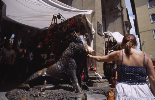 ITALY, Tuscany, Florence, Mercato Nuovo. Fontana del Porcellino. Bronze fountain of a boar with a