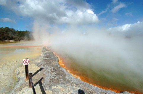 NEW ZEALAND, NORTH ISLAND, ROTORUA, THE CHAMPAGNE POOL OF WAI O TAPU THERMAL WONDERLAND.THE SPRING