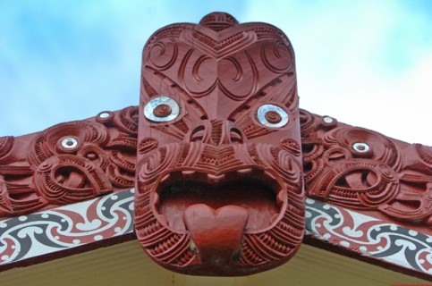 NEW ZEALAND, NORTH ISLAND, ROTORUA, "CENTRAL CARVING OF A MAORI MEETING HOUSE OR WHARENUI WHERE THE
