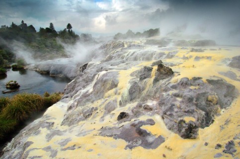 NEW ZEALAND, NORTH ISLAND, ROTORUA, BOILING SULPUROUS POOLS AT WHAKAREWAREWA THERMAL VILLAGE