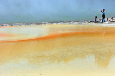 NEW ZEALAND, NORTH ISLAND, ROTORUA, tHE CHAMPAGNE POOL OF WAI O TAPU THERMAL WONDERLAND.THE SPRING