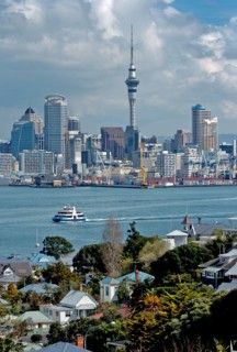 NEW ZEALAND, NORTH ISLAND, AUCKLAND, GENERAL VIEW OF AUCKLAND SKYLINE SHOWING AUCKLAND HARBOUR AND