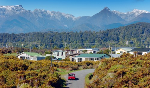 NEW ZEALAND, SOUTH ISLAND, CHARLESTON, THE TOWN OF CHARLESTON ON THE WEST COAST OF NEW ZEALANDS