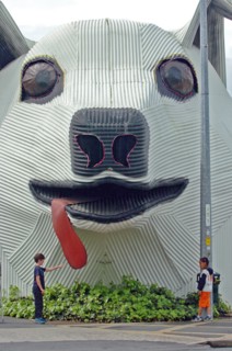 NEW ZEALAND, NORTH ISLAND, WAIKATO, "TIRAU, A CORRUGATED IRON SHEEPDOG WHICH IS THE TOWNS TOURIST