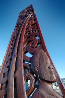 NEW ZEALAND, NORTH ISLAND, AUCKLAND, A MAORI CARVING FROM A FORMER LONG BOAT CEMENTED INTO AUCKLAND