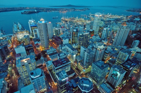 NEW ZEALAND, NORTH ISLAND , AUCKLAND , GENERAL VIEW OF AUCKLAND CITY CENTRE AT DUSK FROM THE