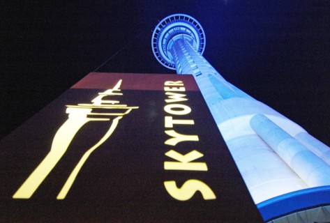 NEW ZEALAND, NORTH ISLAND , AUCKLAND, VIEW OF AUCKLANDS SKY TOWER TAKEN AT NIGHT FROM THE