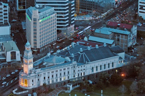 NEW ZEALAND, NORTH ISLAND, AUCKLAND, TOWN HALL ON QUEEN STREET FRONT CENTRE NEXT TO THE ART DECO
