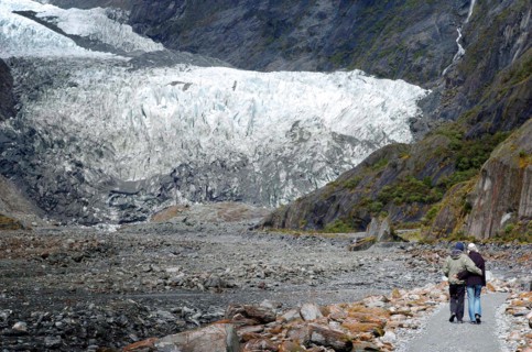 NEW ZEALAND, SOUTH ISLAND, WEST COAST, "MOUNT COOK NATIONAL PARK, A COUPLE WALK TO THE TERMINAL