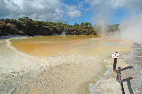 NEW ZEALAND, NORTH ISLAND, ROTORUA, THE CHAMPAGNE POOL OF WAI O TAPU THERMAL WONDERLAND.THE SPRING