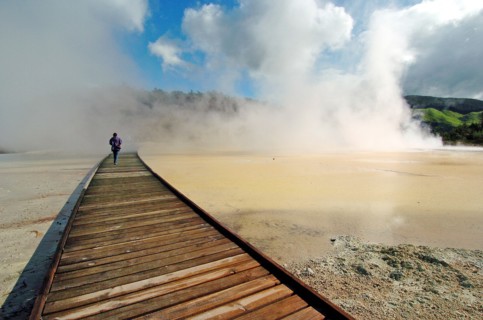 NEW ZEALAND, NORTH ISLAND, ROTORUA, THE CHAMPAGNE POOL OF WAI O TAPU THERMAL WONDERLAND.THE SPRING