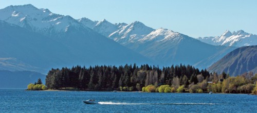 NEW ZEALAND, SOUTH ISLAND, WANAKA, "OTAGO, A SPEED BOAT CROSSES LAKE WANAKA PAST EELY POINT