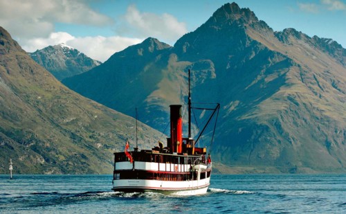 NEW ZEALAND, SOUTH ISLAND, OTAGO, "QUEENSTOWN, VINTAGE STEAMSHIP TSS EARNSALW LEAVING STEAMER WHARF