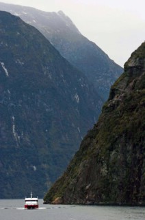 NEW ZEALAND, SOUTH ISLAND, "MILFORD SOUND,", "SOUTHLAND, A CRUISE BOAT TRAVELS ALONG MILFORD SOUND