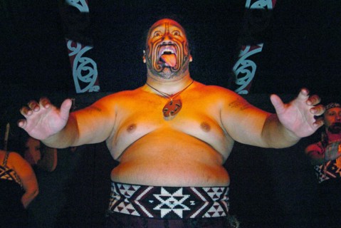 NEW ZEALAND, NORTH ISLAND, BAY OF PLENTY, "ROTORUA, THE HARKA WAR DANCE PERFORMED BY MAORI AT THE