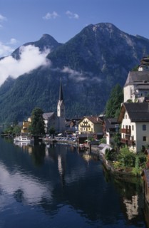 AUSTRIA, Oberosterreich, Hallstatt, View over lakeside buildings with mountain backdrop.