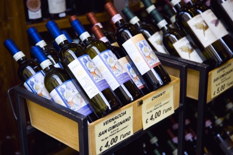 ITALY, Tuscany, San Gimignano, Bottles of Chianti and Vernaccia di San Gimignano wines displayed