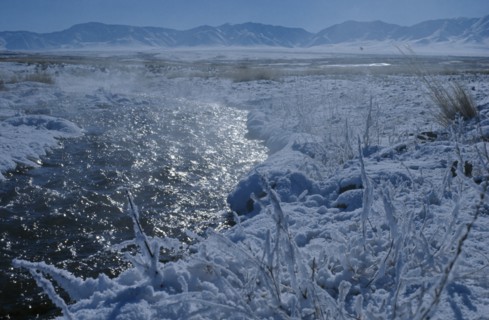MONGOLIA, Mongolian Steppe, Mid-winter at Bigersum negdel collective. River runs through desert
