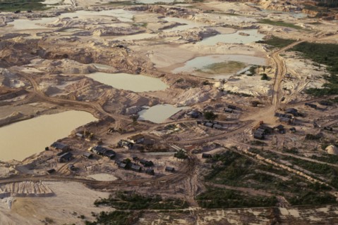 BRAZIL, Mato Grosso, Peixoto de Azevedo, Gold mine on former Panara territory showing miners