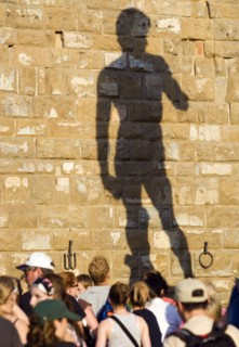 ITALY, Tuscany, Florence, Tourists outside the Palazzo Vecchio in the Piazza della Signoria beneath