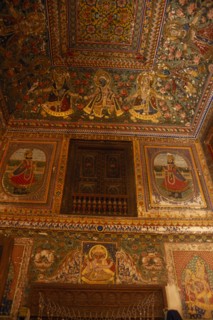 INDIA, Rajasthan, Mandawa, Painted walls and ceiling of the Golden Room in the Jhunjhunuwala Haveli