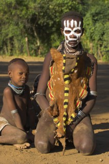 ETHIOPIA, Lower Omo Valley, Mago National Park, Karo lady with child with face painting