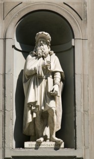ITALY, Tuscany, Florence, Statue of the artist and inventor Leonardo da Vinci in the Vasari
