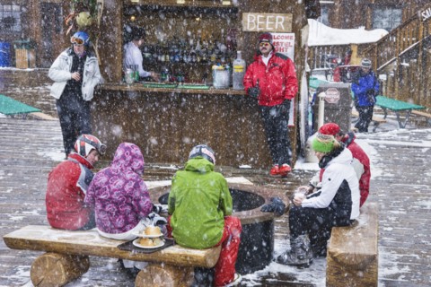 20091057 Skiers outdoor bar snow. American Holidaymakers Inn North America Pub Tavern Tourism Tourist United States America  Region - North AmericaWeatherTravelTouristsPeople - GroupDominant Brow...
