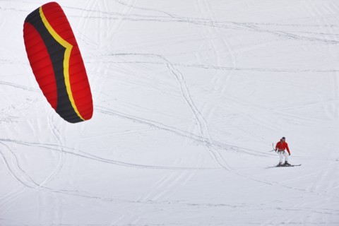 20091049 Kite Skier action. American North America One individual Solo Lone Solitary Skiing Skis United States America  Dominant WhiteDominant RedSportLeisure ActivitiesWeatherPeople - Single Per...