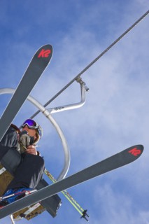 20091054 Skier ski lift chair. American Holidaymakers North America One individual Solo Lone Solitary Skiing Skis Tourism Tourist United States America  Dominant BluePeople - Single PersonLeisure Ac...