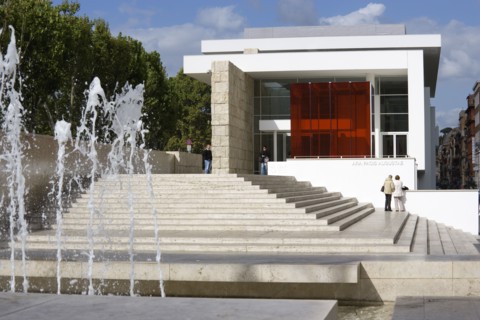 ITALY, Lazio, Rome, The fountain and steps with sightseers leading to the building hosuing the Ara
