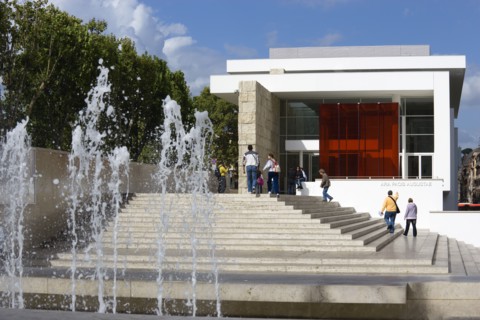 ITALY, Lazio, Rome, The fountain and steps with sightseers leading to the building hosuing the Ara