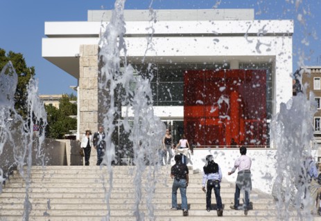 ITALY, Lazio, Rome, The fountain and steps with sightseers leading to the building hosuing the Ara