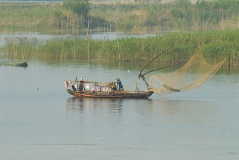 CHINA, Hubei, Yangtze, Traditional fishing boat on the Yangtze River