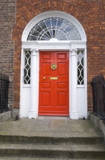 20093559 IRELAND Dublin Dublin Georgian doorway near Merrion Square with red door