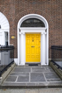 20093563 IRELAND Dublin Dublin Georgian doorway near Merrion Square with yellow door