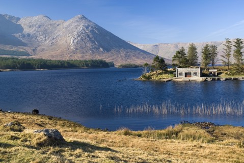 20093573 IRELAND Galway Connemara Lough Inagh with boat house and Twelve Bens Mountains behind