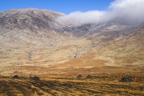 20093576 IRELAND Galway Connemara Maumturk Mountains with turf stacks